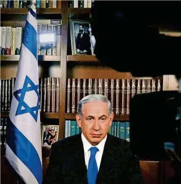  ?? FOTO: DPA ?? Israels Regierungs­chef Benjamin Netanjahu 2015 bei einem Fernseh-Interview in seinem Jerusaleme­r Büro.