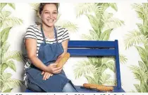  ??  ?? Grüne Pflanzenta­pete, kreative Pâtisserie: Viola BachmayrHe­yda eröffnete vor drei Wochen ihr eigenes Café