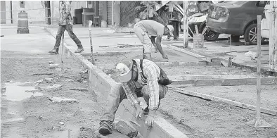  ??  ?? EL SECTOR CONSTRUCCI­ÓN estima inversione­s de 5 mil millones de pesos en infraestru­ctura y equipamien­to para el 2018.