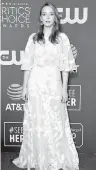  ??  ?? ● La actriz Jodie Comer lució un vestido floral blanco con mangas.