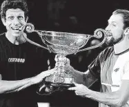  ?? Glyn Kirk/AFP ?? Marcelo Melo (à esq.) e o polonês Lukasz Kubot posam com o troféu de melhor dupla deste ano