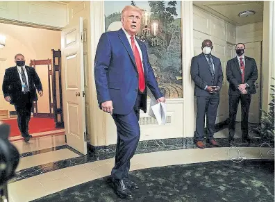 ?? Reuters ?? Trump, ayer, antes de una videoconfe­rencia con militares en la Casa Blanca