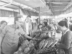  ??  ?? Masidi visiting one of the vegetable stalls at AMPM Mart in Kolombong.