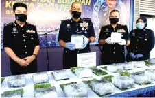  ?? — Bernama photo ?? Mior Faridalath­rash (second left) shows the drugs seized from the Indonesian suspect.