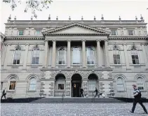  ?? COLIN N. PERKEL THE CANADIAN PRESS ?? Osgoode Hall in Toronto is home to Ontario’s Court of Appeal, which has overruled the Superior Court of Justice and acquitted a man because police delayed his access to a lawyer.