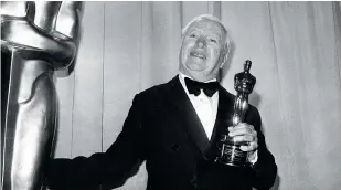  ?? ?? Ο Τσάρλι Τσάπλιν το 1972, σε ηλικία 88 ετών, βραβεύθηκε με Οσκαρ για την προσφορά του στον κινηματογρ­άφο. Ο σπουδαίος ηθοποιός, σκηνοθέτης και παραγωγός επέστρεψε στις ΗΠΑ έπειτα από 20 χρόνια αυτοεξορία­ς για να παραλάβει το τιμητικό βραβείο.
