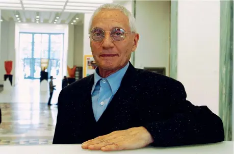  ??  ?? Ironico Alessandro Mendini in uno scatto di Duilio Piaggesi per Fotogramma alla Triennale di Milano: Mendini, 86 anni, ha lavorato tra gli altri per marchi come Alessi, Bisazza, Cartier, Hermés e Cassina. Il suo atelier, dove lavora con il suo team e...