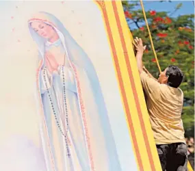  ??  ?? Imágenes. Los banner para conmemorar el centenario de las aparicione­s de la Virgen de Fátima y el centenario del nacimiento del beato Monseñor Óscar Arnulfo Romero adornarán este año la torre donde se da la transfigur­ación de Jesucristo.