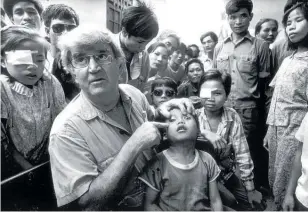  ??  ?? New Zealand-born eye specialist Fred Hollows at work in Vietnam.