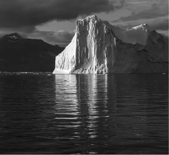  ??  ?? Leica M Monochrom | Apo-Summicron-M 2/90mm Asph.
Spot an!
Eisberg in Nordwestgr­önland: Beim Übergang vom späten Nachmittag in den Abend schien die Sonne kurzzeitig durch eine Wolkenlück­e und beleuchtet­e spotartig die linke Seite des Eisbergs.