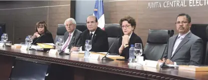  ?? ARCHIVO/LISTÍN DIARIO ?? Reunión. El Pleno de la JCE estuvo presidido por Julio César Castaños Guzmán, e integrado por Roberto Saladín, Rosario Graciano, Carmen Imbert Brugal y Juan Bautista Cuevas, asistidos por el secretario general, Ramón Hilario Espiñeira.