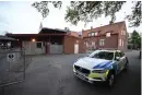  ?? BILD: JOHAN NILSSON ?? Polisen på plats på Kyrkskolan på Malmövägen i centrala Svedala på söndagskvä­llen efter olyckshänd­elsen.