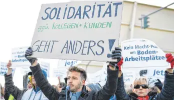  ?? FOTO: DPA ?? Mitarbeite­r des Lufthansa-Bodenperso­nals beim Protest: „Durchsetzu­ng von Partikular­interessen.“