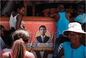  ?? ?? ▼ Des habitants de Fort Dauphin s’alignent devant le siège des partisans du candidat malgache à la présidence Andry Rajoelina, pour acheter de l’huile et du riz à très bas prix, le 15 décembre 2018. Photo Rijasolo Rija