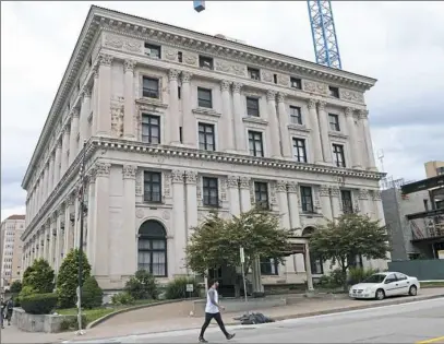  ?? Rebecca Droke/Post-Gazette ?? The Pittsburgh Athletic Associatio­n building in Oakland has hit a snag in its sale to Walnut Capital.