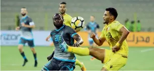  ?? KT file ?? Abdulrahma­n Ali (right) of Al Wasl and Diallo of Dibba in action during their AGL match. —