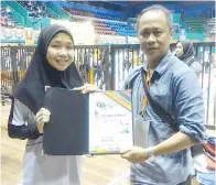  ??  ?? BERNARDO (kanan) merakamkan album kenangan bersama Dayang Naziha selepas dinobatkan sebagai ‘Best Female Junior Player’.