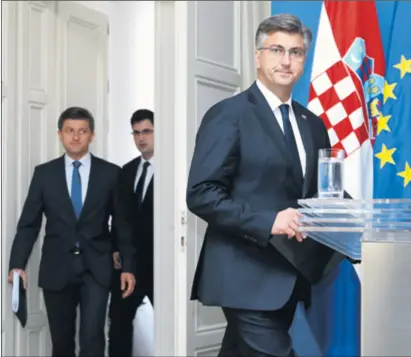  ??  ?? PREMIJER PLENKOVIĆ: Mjera za očuvanje radnih mjesta za ožujak od 3250 kuna iskorišten­a je za više od 480.000 zaposlenik­a. Nastavit ćemo gledati kako da pomognemo gospodarst­vu i hrvatskom radniku