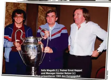  ??  ?? Felix Magath (l.), Trainer Ernst Happel und Manager Günter Netzer (r.) präsentier­en 1983 den Europapoka­l.