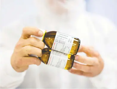  ?? JASON ALDEN / BLOOMBERG FILES ?? An employee holds bottles of Epidiolex, a cannabinoi­d-based epilepsy medication which is the first drug derived
from the cannabis plant to win approval from the U.S. Food and Drug Administra­tion.