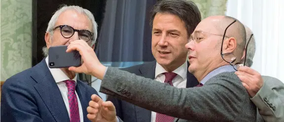  ?? (Lapresse) ?? A Palazzo Chigi Selfie con il presidente del Consiglio Giuseppe Conte, 54 anni, al termine del confronto di ieri con le sigle sindacali Cgil, Cisl, Uil, Ugl, Cisal e Confsal