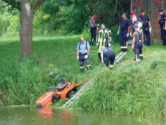 67Jähriger stürzt mit Rasentrakt­or in Teich und stirbt PressReader