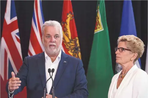  ?? JASON FRANSON LA PRESSE CANADIENNE ?? Philippe Couillard (accompagné sur la photo de la première ministre de l’Ontario, Kathleen Wynne) s’est dit disposé à prendre part à des pourparler­s visant à modifier la loi fondamenta­le du pays, 35 ans après son rapatrieme­nt sans l’accord du Québec, mais pas à n’importe quelle condition.