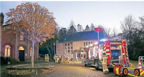  ?? FOTOS (2): D. STANIEK ?? Kurz nach 7 Uhr rückte die Feuerwehr am Montagmorg­en auf der Stadtparki­nsel an. 30 Kräfte waren im Einsatz.