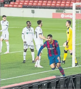  ?? FOTO: PERE PUNTÍ ?? Ronald Araujo festejó un gol en la salida de un córner asistido por Leo Messi