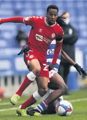  ??  ?? Bristol City substitute Opi Edwards gets past Reading’s Ovie Ejaria
