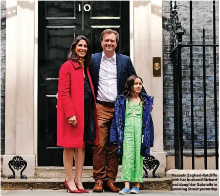  ?? VICTORIA JONES ?? > Nazanin Zaghari-Ratcliffe with her husband Richard and daughter Gabriella in Downing Street yesterday