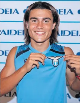  ??  ?? Luka Romero muestra el escudo de su nuevo club.