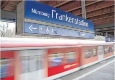  ?? FOTO: DANIEL KARMANN/DPA ?? Anfang des Jahres wird die Station Frankensta­dion in Nürnberg zum Tatort. Bei einem Streit stoßen zwei Jugendlich­e ihre 16-jährigen Kontrahent­en auf das Bahngleis.