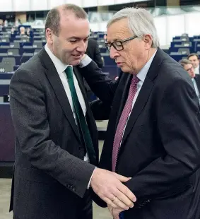  ??  ?? Succession­e? Manfred Weber, 46 anni, capogruppo del Ppe al Parlamento europeo e Jeanclaude Juncker, 63 anni, attuale numero uno della Commission­e