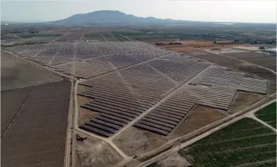  ??  ?? PLANTA SOLAR. Enel Green Power España, la filial de renovables de Endesa, ha conectado a la red una planta solar de 85 megavatios (MW) en Totana (Murcia) con una inversión de 59 millones de euros. Es el primer proyecto que se ha completado dentro de los siete complejos solares (339 MW) que se adjudicó la compañía.