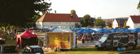  ?? Fotos: Veronika Döring ?? Auf der Stadtsaalw­iese in Krumbach konnte man beim Streetfood-Festival von Freitag bis Sonntag an 16 Foodtrucks und einer Bar nach Herzenslus­t schlemmen und das warme Wetter genießen.