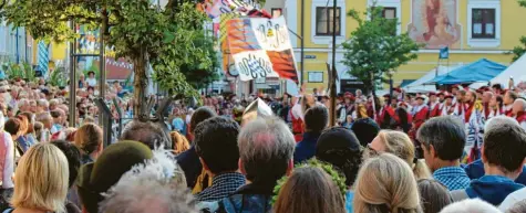  ?? Archivfoto: Johann Stoll ?? Wenn die Fahnenschw­inger und andere Gruppen auftraten, strömten die Besucher des Frundsberg­fests auf den Marienplat­z. Insgesamt kamen aber weniger Menschen zu dem beliebten Mindelheim­er Fest. So waren etwa beim Umzug am zweiten Wochenende weniger Zuschauer als am ersten Sonntag.