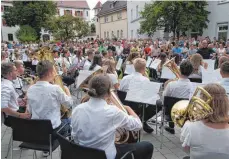  ?? SZ-FOTO: KURT EFINGER ?? Das Abschlussk­onzert im Klosterhof war gut besucht.