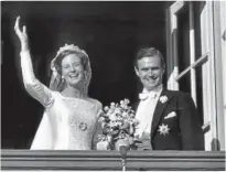  ?? Foto: Petersen/dpa pa ?? . Juni : Überglückl­ich zeigt sich das frischverm­ählte Paar Margrethe und Henri auf dem Schlossbal­kon.