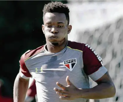  ?? Marcello Zambrana/Agif ?? O volante Thiago Mendes realiza um treino físico no processo de recuperaçã­o da lesão no joelho direito; meio-campista aceitou a proposta do Lille-FRA e só falta assinar o contrato para se transferir de clube