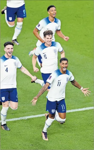  ?? Gales. ?? Rashford, que hizo un doblete, celebra uno de sus goles a