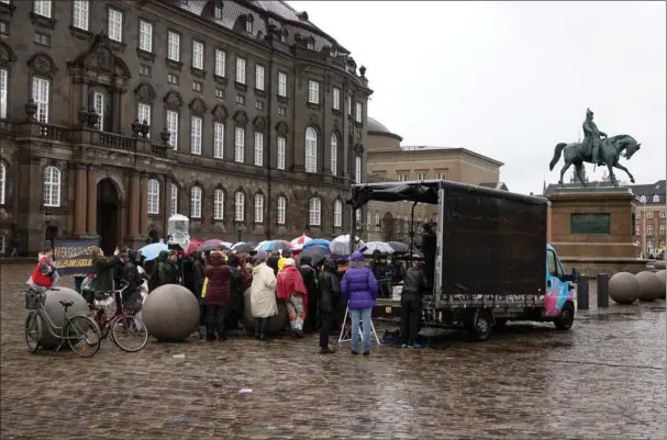  ?? ?? Demonstrat­ion for ligeløn mellem kvinder og maend foran Christians­borg i København arrangeret af debattør Birgitte Baadegaard og podcastvae­rt Noell Elise. Arkivfoto: Finn Frandsen