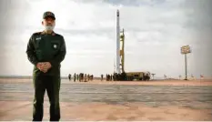  ?? Foto: Sepahnews, dpa ?? General Amir Ali Hajizadeh, Leiter der Luft- und Raumfahrta­bteilung der iranischen Revolution­sgarde, vor dem Raketensta­rt.