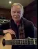  ??  ?? Sting nello studio londinese dove ha registrato il messaggio all’Italia