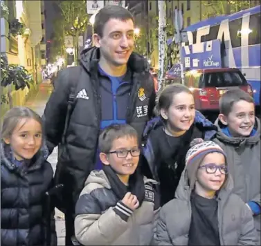  ??  ?? EN MADRID. Oyarzabal, rodeado de niños ayer al llegar al hotel en el que hicieron noche.