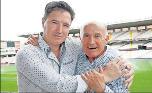  ??  ?? DOS MITOS DEL RAYISMO. Jesús Diego Cota y Félix Bardera Sierra, Felines, posaron para As en el Estadio de Vallecas, testigo de sus ascensos.