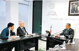  ??  ?? Luis Felipe Puente (derecha), en el encuentro con funcionari­os del BM.