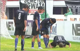  ?? ANDRIAN SUWANTO/JAWA POS RADAR BALI ?? HAT-TRICK: Striker Arema Cronus Cristian Gonzales bersujud disaksikan rekan-rekannya setelah membobol gawang PSS Sleman dalam pertanding­an Bali Island Cup kemarin.