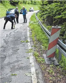  ?? FOTO: GROSS ?? An dieser Stelle rutscht die Straße, die eine Hangbefest­igung notwendig macht und vermutlich einige Kosten verursacht.