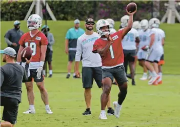  ?? MIKE STOCKER/SOUTH FLORIDA SUN SENTINEL ?? Dolphins quarterbac­k Tua Tagovailoa throws the ball during a minicamp practice Wednesday at the team’s Hard Rock Stadium training facility.